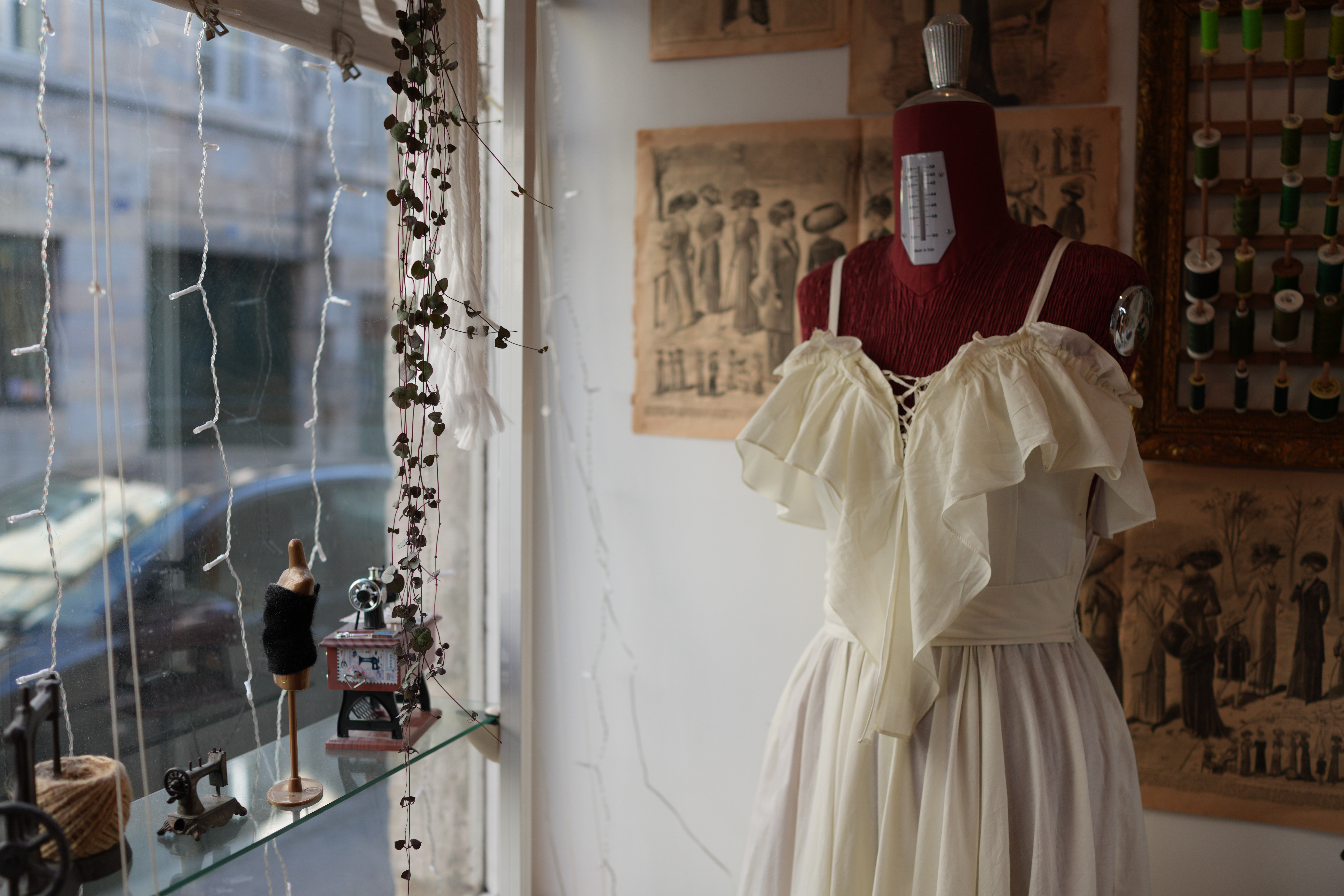 Robe de mariée sur mannequin en vitrine