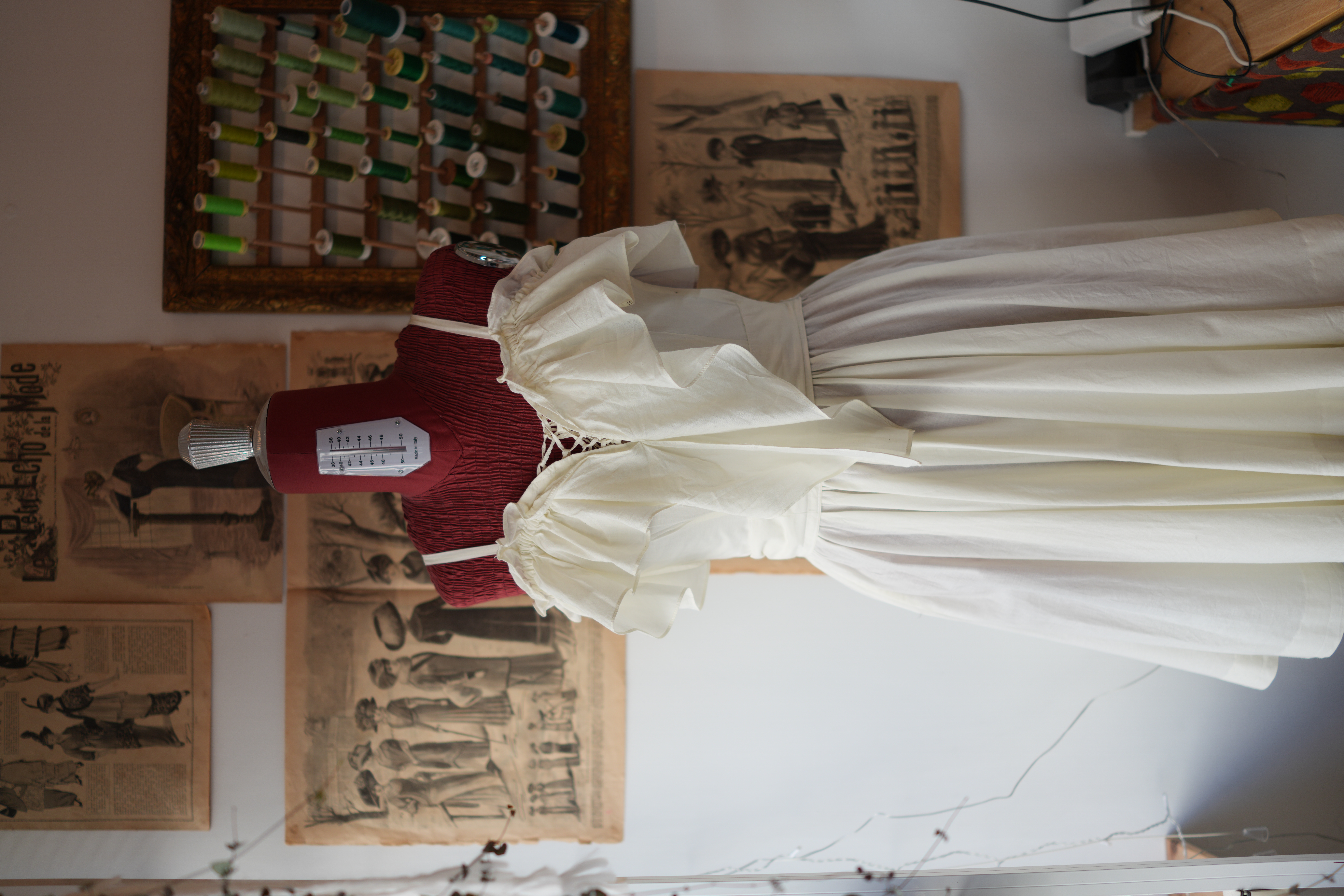 Robe de mariée en cours de confection dans l'atelier