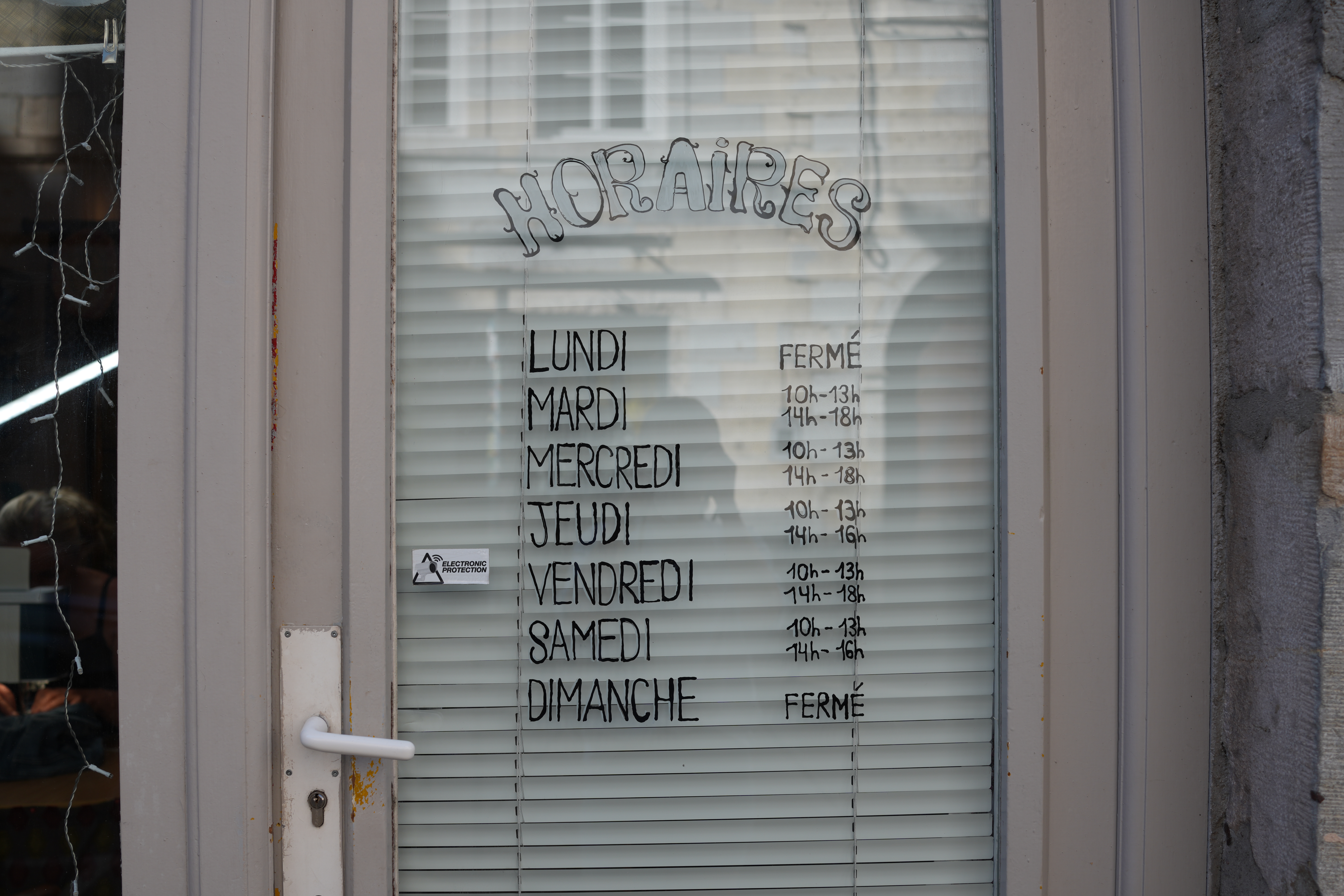 Horaires d'ouverture affichés en vitrine