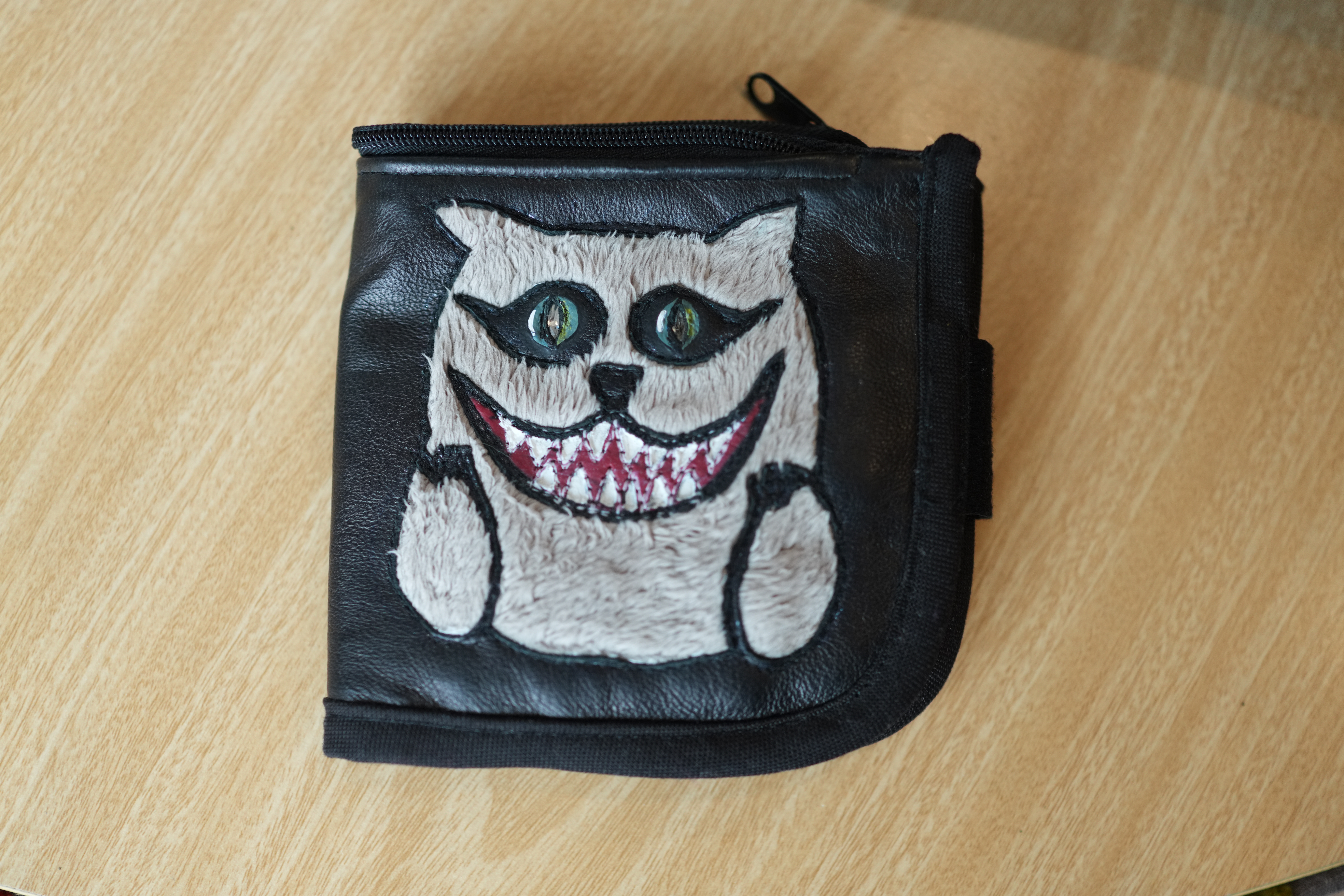 Portefeuille en cuir avec broderie chat